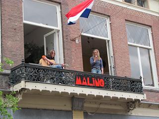 Optreden van Maling op een balkon in Wageningen