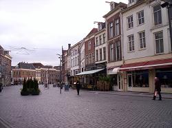 De Houtmarkt in Zutphen, met rechts Grand Café Pierrot