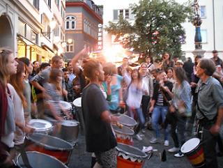 Drumband in de straten van Zürich